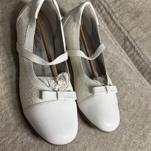 Girls size 4 Balleto White Ballet Flats with sparkles and bow detail